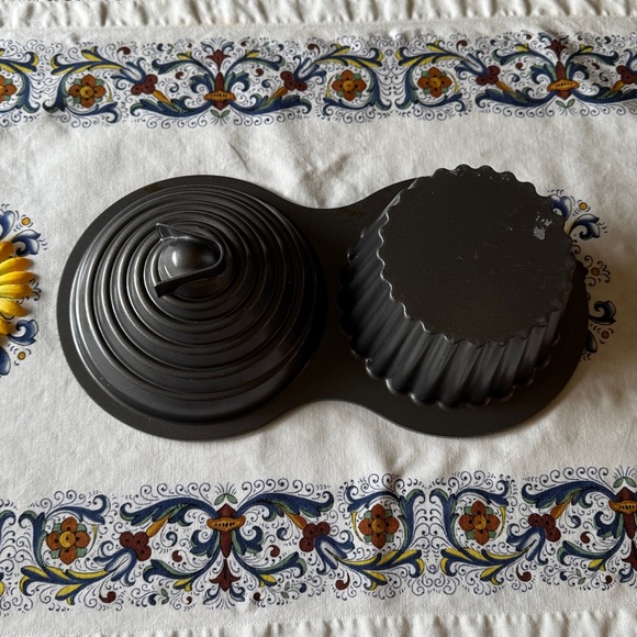 🩷 WILTON; Dimensions Giant Cupcake Pan; Perfect for any Birthday/Holiday/Event! - Picture 3 of 8